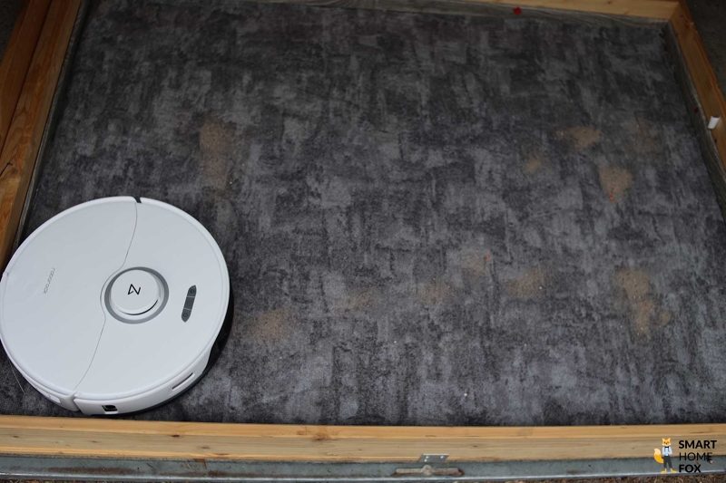 Roborock S8 Pro Ultra убирает песок на ковре во время теста на всасывание.